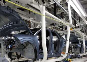 Automobilių pramonę vėl parklupdė lustų badas: trys milžiniškos Kinijos gamyklos stabdo darbą