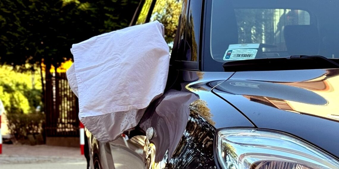 Baltas rankšluostis ant veidrodėlio: paslaptingas ženklas kelyje, kurio ignoruoti nevalia