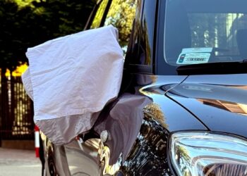 Baltas rankšluostis ant veidrodėlio: paslaptingas ženklas kelyje, kurio ignoruoti nevalia