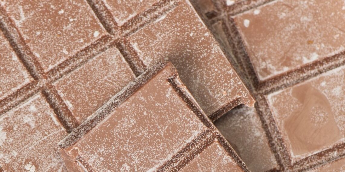 Balti dryžiai ant šokolado? Pavojingas pelėsis ar tiesiog klaidinantis mitas – sužinok dabar