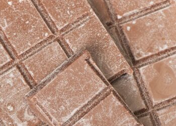 Balti dryžiai ant šokolado? Pavojingas pelėsis ar tiesiog klaidinantis mitas – sužinok dabar