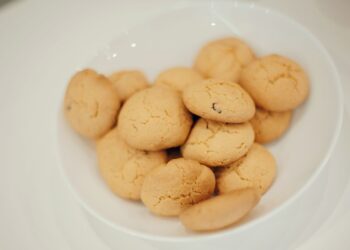 Be sviesto ir kiaušinių: neįtikėtinai pigūs sausainiai iš pieno, kuriuos iškeps net vaikas