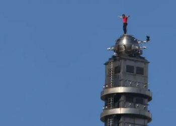 Beprotiškas žygis Taivane: amerikietis plikomis rankomis įveikė 101 aukšto dangoraižį be virvės