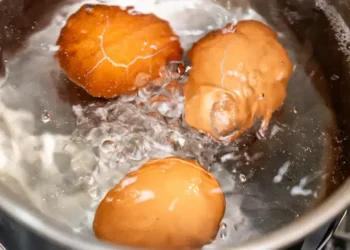 Beveik visi daro šią klaidą verdant kiaušinius: šitaip visiškai sugadinama tekstūra ir skonis!