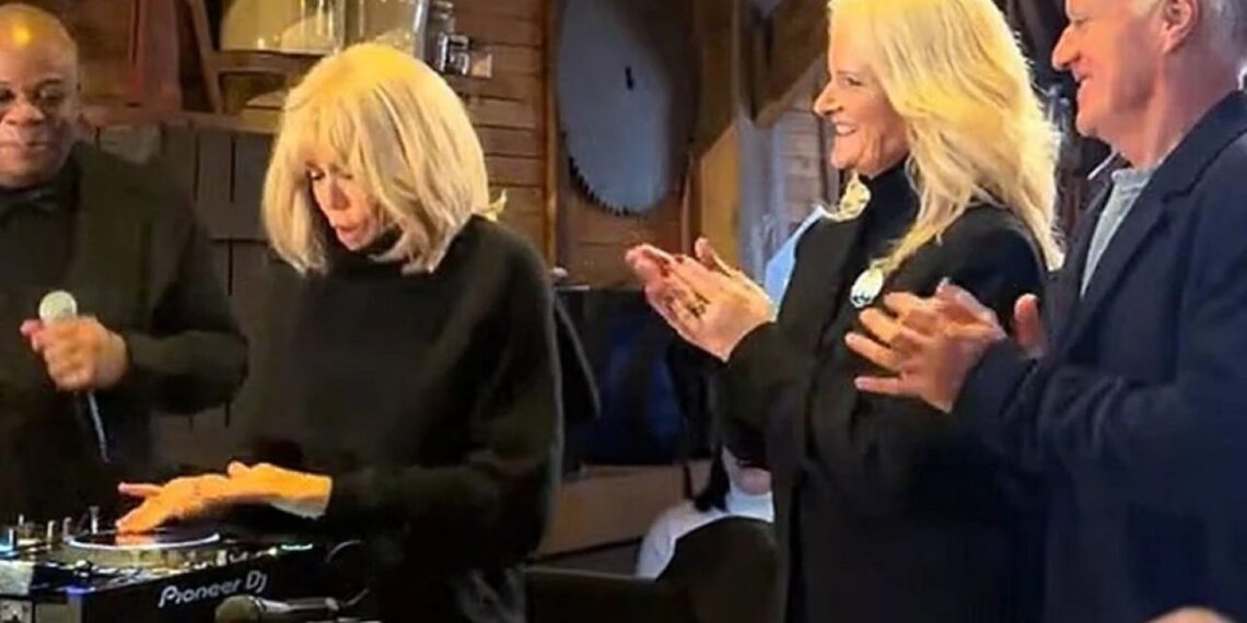 Brigitte Macron DJ pultu sudrebino Disneilendą: net artimiausi bendražygiai liko šokiruoti