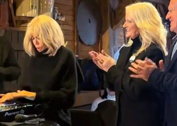 Brigitte Macron DJ pultu sudrebino Disneilendą: net artimiausi bendražygiai liko šokiruoti