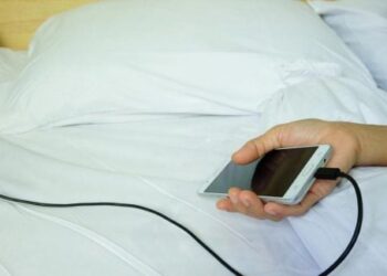 Dauguma daro šią klaidą kasnakt: štai kur krauti telefoną GRIEŽTAI draudžiama