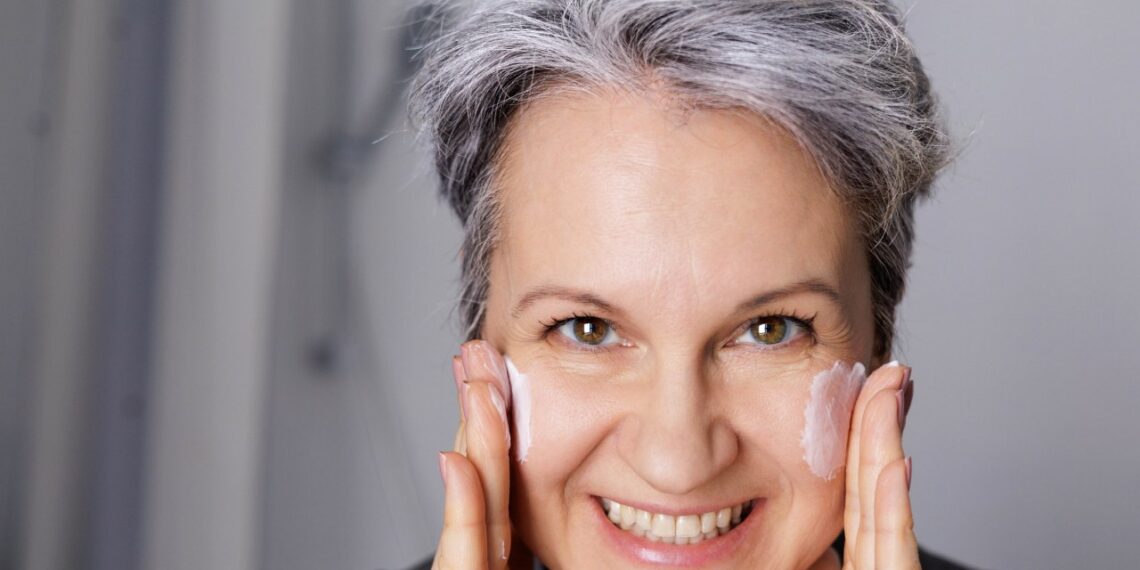 Dermatologai netenka žado: 30 sekundžių namų triukas su arbata ir alaviju atgaivina veido odą