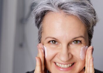 Dermatologai netenka žado: 30 sekundžių namų triukas su arbata ir alaviju atgaivina veido odą