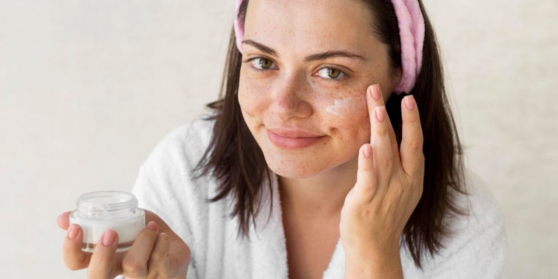 Dermatologai atskleidė šokiruojančią tiesą: nuo kokio amžiaus iš tikrųjų privalu naudoti kremus nuo raukšlių