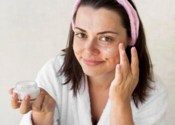 Dermatologai atskleidė šokiruojančią tiesą: nuo kokio amžiaus iš tikrųjų privalu naudoti kremus nuo raukšlių