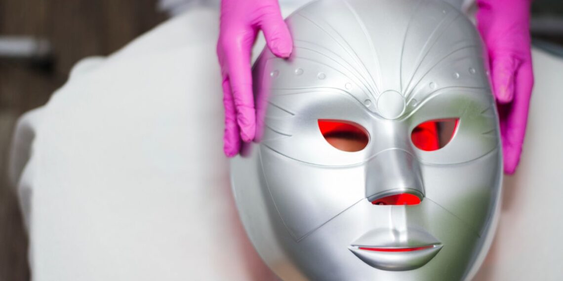 Dermatologai atskleidė tiesą: ar madinga LED veido kaukė iš tikrųjų jaunina odą ir naikina raukšles?