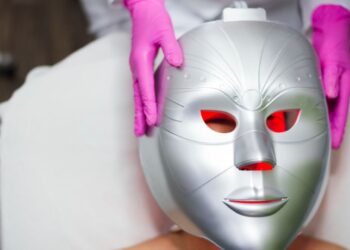 Dermatologai atskleidė tiesą: ar madinga LED veido kaukė iš tikrųjų jaunina odą ir naikina raukšles?