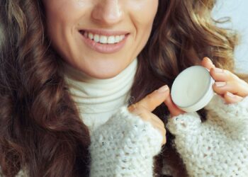 Dermatologai įspėja: šią žiemos odos priežiūros klaidą daro beveik visi – pavojus jaunystei