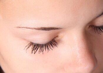 Dermatologai šokiruoti: ši medžiaga stangrina paakių odą geriau nei retinolis ir hialuronas