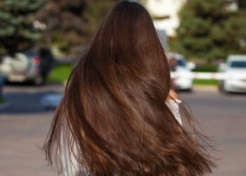 Dermatologė atskleidė: 7 įpročiai, kurie REALIAI pagreitina plaukų augimą