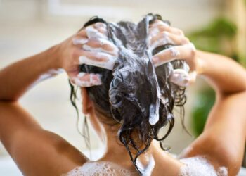 Dermatologė atskleidė klaidą: šio paprasto ingrediento trūksta tavo šampūnui, todėl žiemą plaukai byra