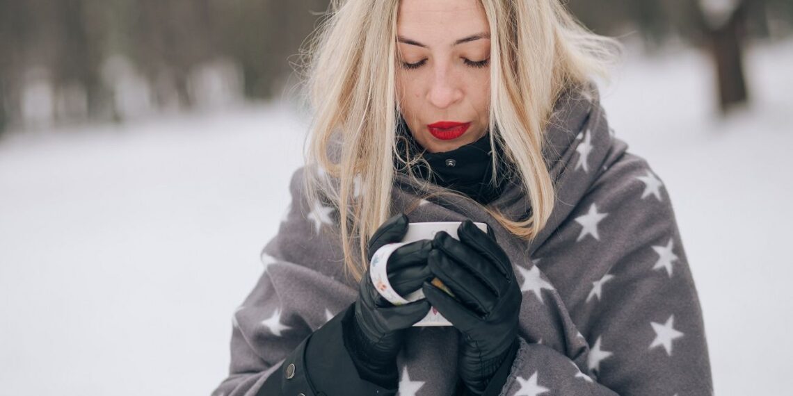 Dermatologė atskleidė netikėtą tiesą: kas geriau saugo rankas nuo šalčio – pirštinės ar kumštinės?