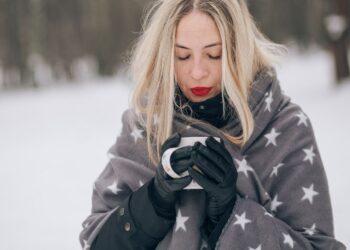 Dermatologė atskleidė netikėtą tiesą: kas geriau saugo rankas nuo šalčio – pirštinės ar kumštinės?