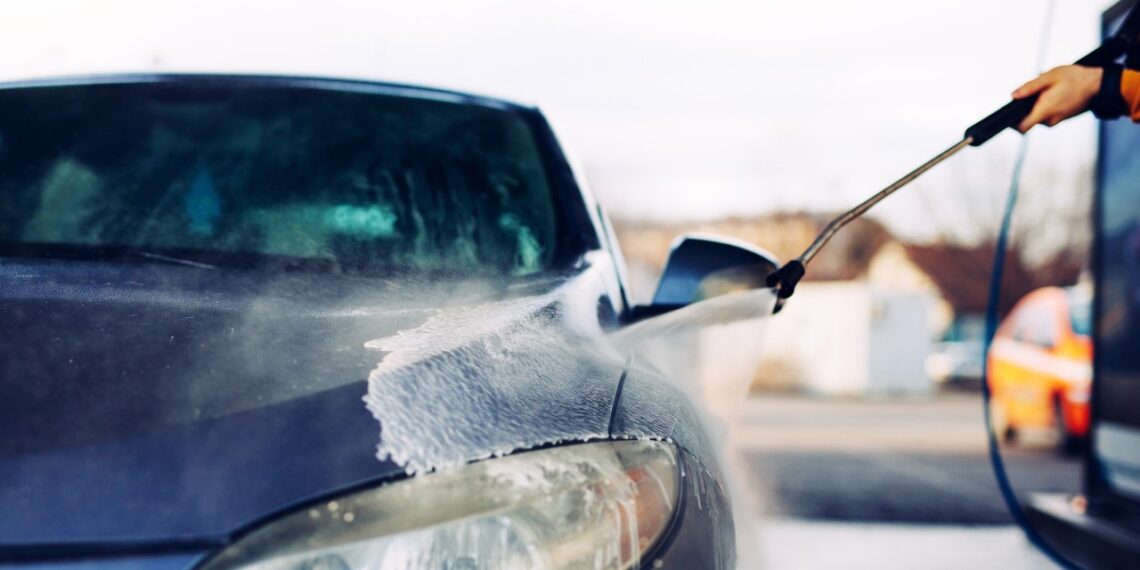 Didžiausia klaida plaunant auto savitarnos plovykloje žiemą: taip gadinate kėbulą ir piniginę