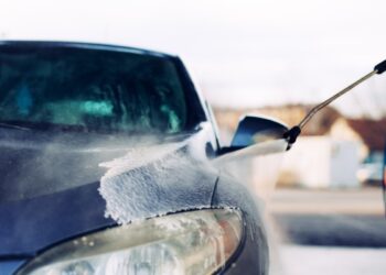 Didžiausia klaida plaunant auto savitarnos plovykloje žiemą: taip gadinate kėbulą ir piniginę