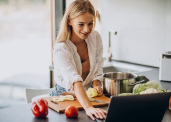 Didžioji virtuvės klaida: šio populiaraus prieskonio niekada nedėkite gaminimo pradžioje