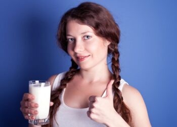 Dietologai įvardijo 3 gėrimus, kurie gali pakeisti įprastą pieną: daug daugiau kalcio, nei manėte