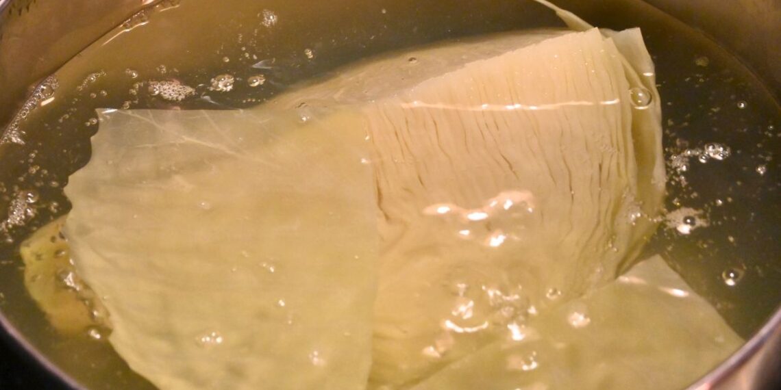 Dodaj ten prosty składnik podczas gotowania, a kapusta wyjdzie zaskakująco miękka i delikatna