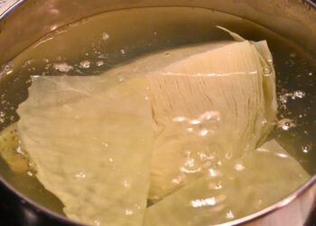 Dodaj ten prosty składnik podczas gotowania, a kapusta wyjdzie zaskakująco miękka i delikatna