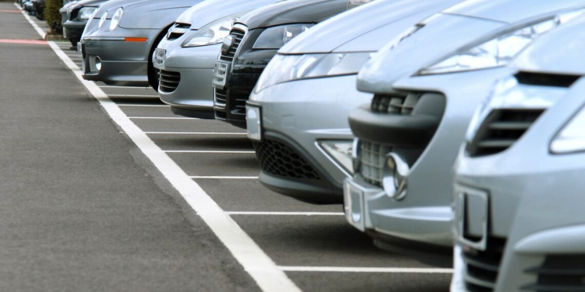 Doświadczony kierowca zawsze parkuje tyłem – eksperci ujawniają zaskakujące korzyści