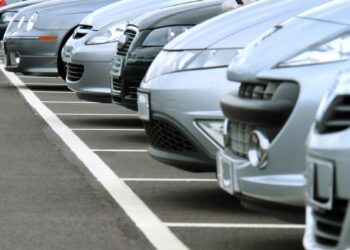 Doświadczony kierowca zawsze parkuje tyłem – eksperci ujawniają zaskakujące korzyści