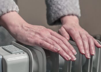 Ekspertai atskleidė, kokią temperatūrą žiemą nustatyti namuose – šią klaidą daro beveik visi