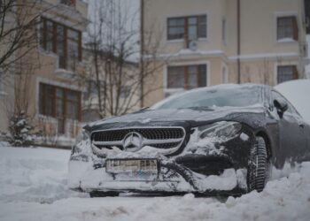 Ekspertai įspėja: štai kada iš tikrųjų galite važiuoti nešildydami automobilio per šalčius