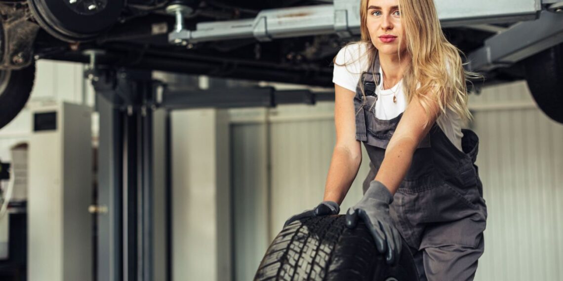 Ekspertai nustebino vairuotojus: štai kas nutinka, jei žiemą nusprendžiate pirkti vasarines padangas