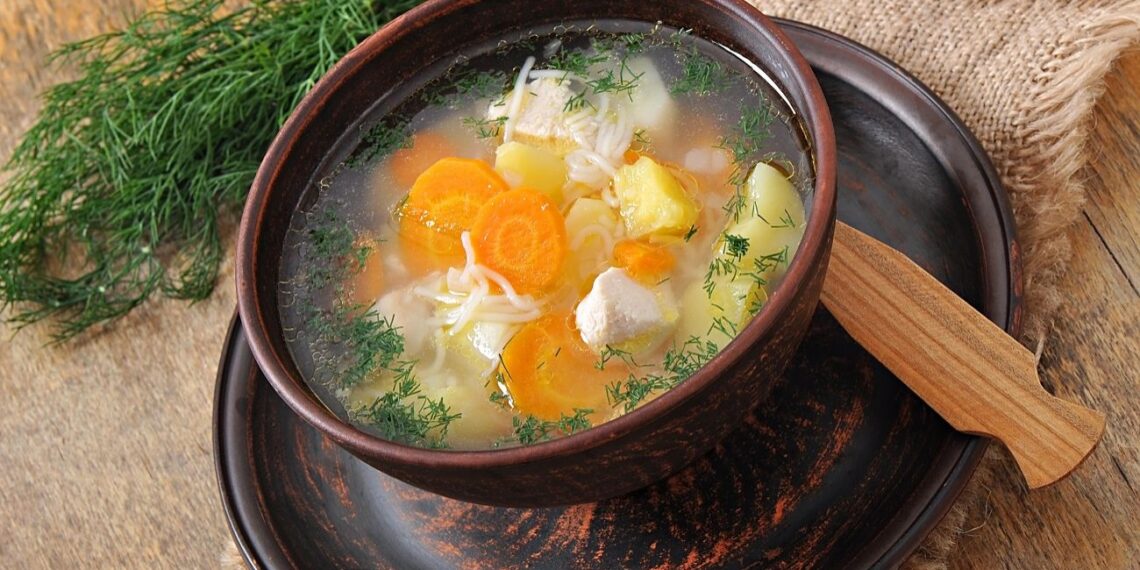 Ekspertai perspėja: kam vištienos sultinys gali rimtai pakenkti ir kada jo geriau vengti