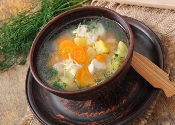 Ekspertai perspėja: kam vištienos sultinys gali rimtai pakenkti ir kada jo geriau vengti