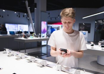 Ekspertas atskleidžia: iPhone ar Android? Lemia 1 klaida, dėl kurios naujo telefono tikrai gailėsitės