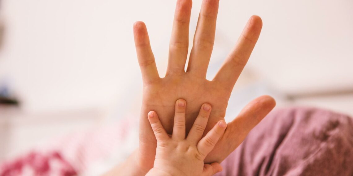 Ekspertė apie žiaurią socialinių tinklų žalą tėvystei: pavojus, kurio dauguma net nepastebi