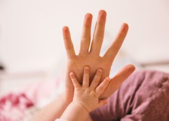 Ekspertė apie žiaurią socialinių tinklų žalą tėvystei: pavojus, kurio dauguma net nepastebi