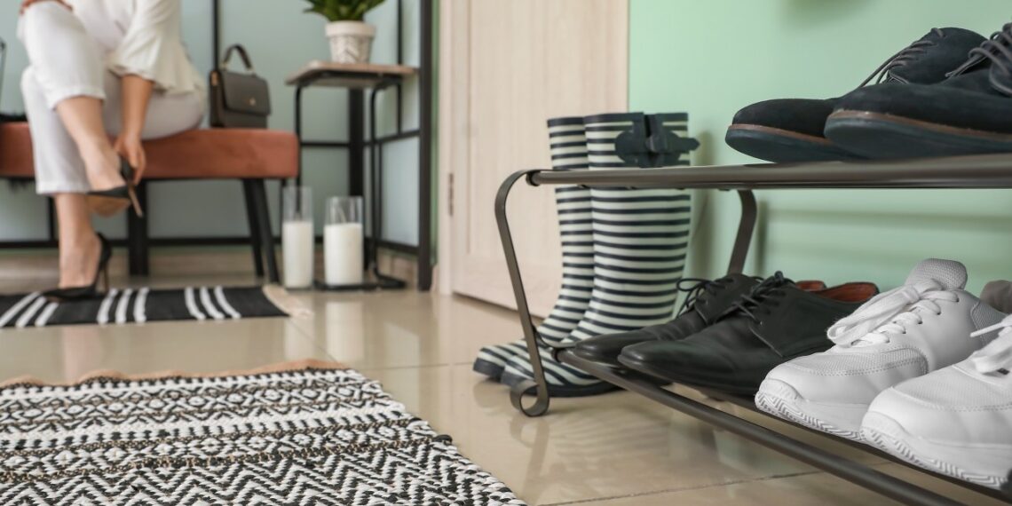 Ekspertė atskleidė: 7 klaidos, kurios paverčia prieškambarį sandėliu – sužinok, ko nedaryti