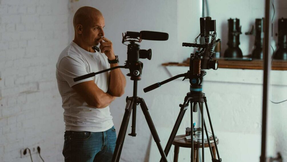 Ekspertė atskleidė 7 triukus: kaip prieš vaizdo kamerą atrodyti užtikrintai net jei labai jaudiniesi