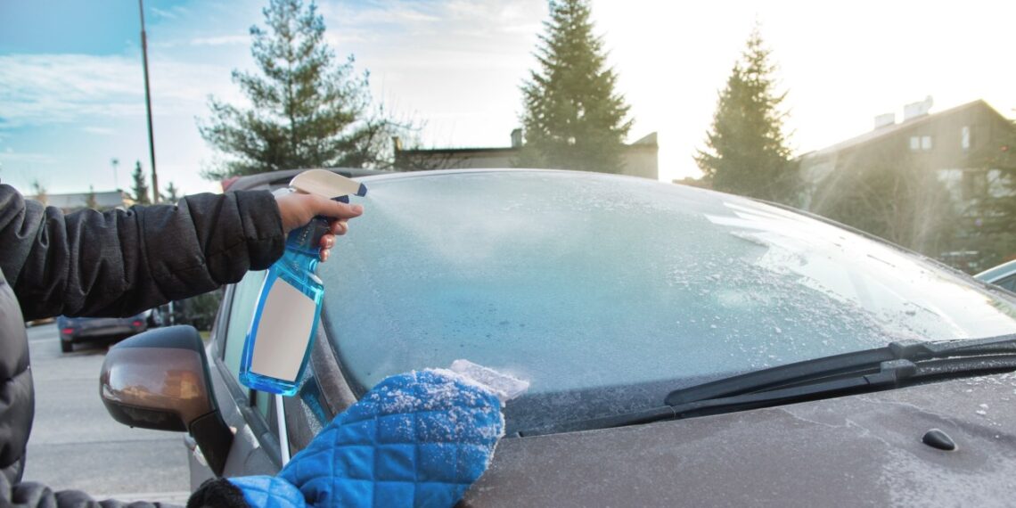 Ekspertė išbando: ar pigus langų grandiklis nugalės brangų langų atitirpintoją