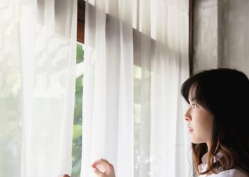 Ekspertė paaiškino: kodėl prabangiuose namuose nelieka užuolaidų ir ką tai atskleidžia apie jus