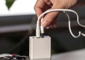 Elektriko perspėjimas: ar būtina traukti pakrovėją iš rozetės ir kokios klaidos pavojingiausios