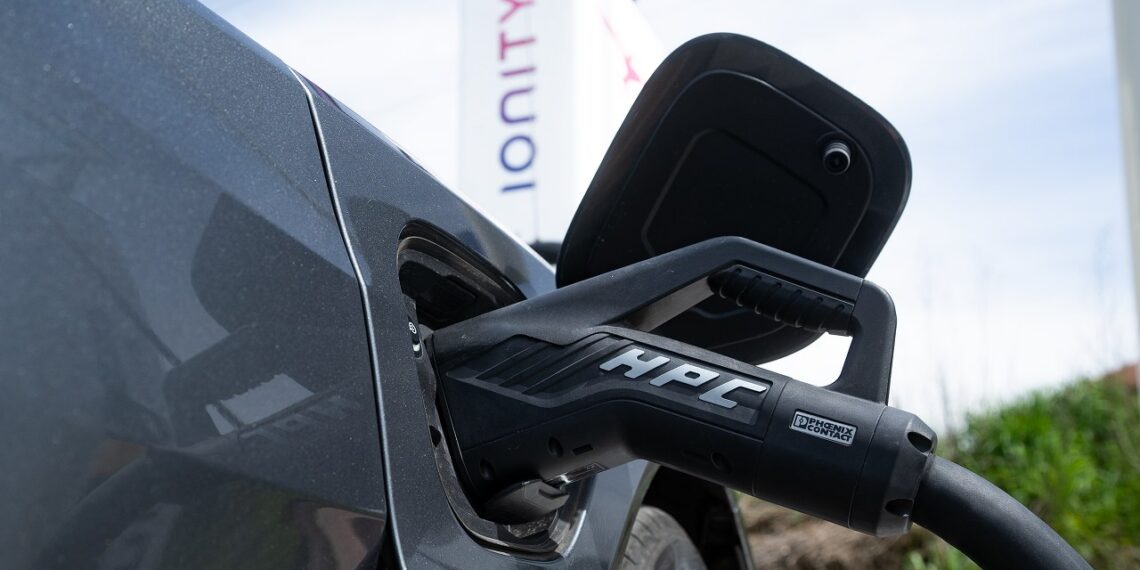 Elektrinių automobilių vairuotojams smogia nauja vagysčių banga: kabeliai dingsta akimirksniu