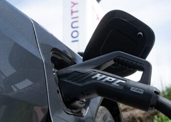 Elektrinių automobilių vairuotojams smogia nauja vagysčių banga: kabeliai dingsta akimirksniu