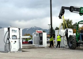 Elektromobilių revoliucija JAV: naujas žingsnis, kuris visiems atvers greito įkrovimo galimybes