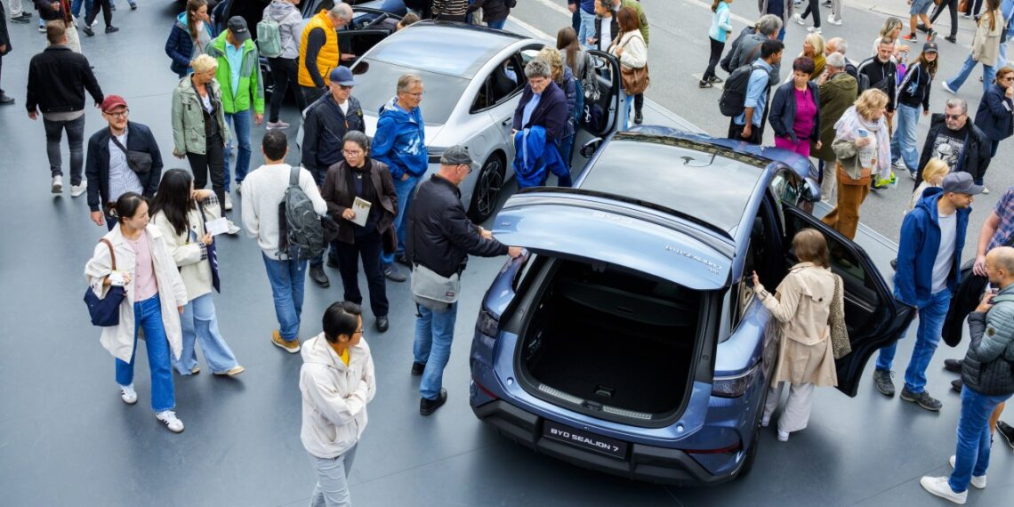 Elonas Muskas nuverstas: paaiškėjo, kuri Kinijos milžinė atėmė Teslai EV karūną