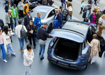 Elonas Muskas nuverstas: paaiškėjo, kuri Kinijos milžinė atėmė Teslai EV karūną