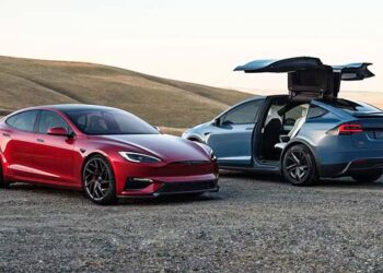 Elonas Muskas trenkė perkūnu: kodėl Tesla netikėtai nutraukia prabangių Model S ir X gamybą?